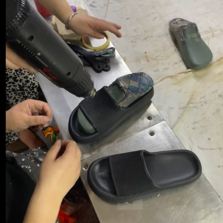 Inside Yuchuang Factory: Slipper Printing Process Using Screen Printing