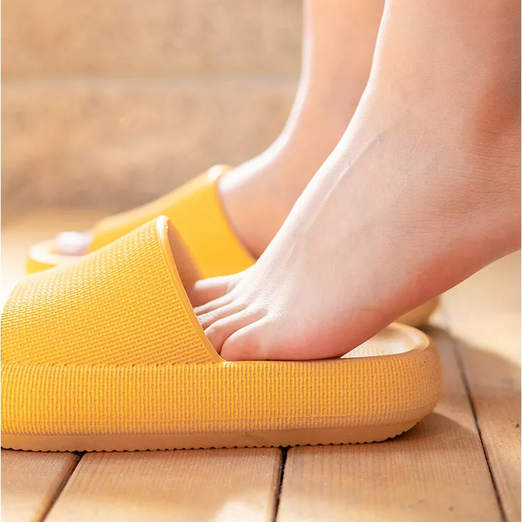 Slipper Size Guide: Size Chart & Measuring Tips
