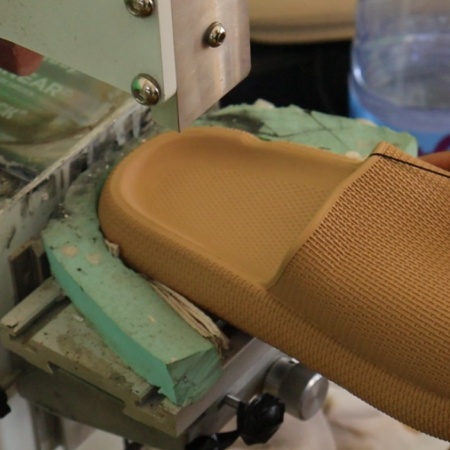 Inside Yuchuang Factory: Screen Printing Process on EVA Slippers